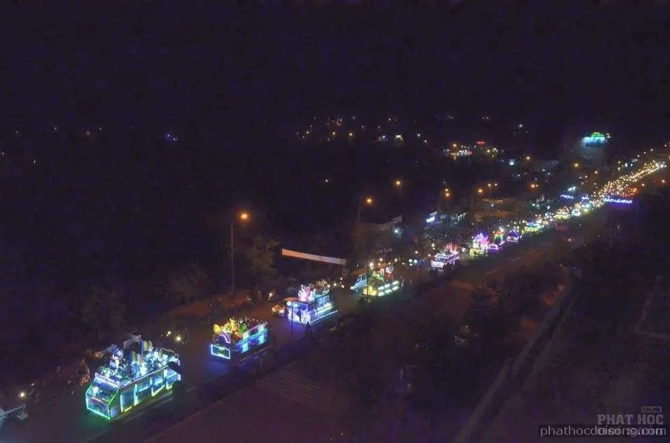 Tây nguyên Đăk Nông diễu hành xe hoa mùa Phật đản 2017 image-1731938098028