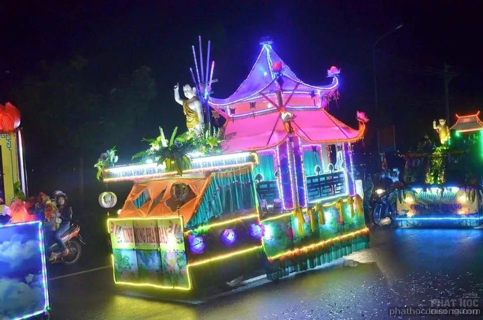 Tây nguyên Đăk Nông diễu hành xe hoa mùa Phật đản 2017 3 Tây nguyên Đăk Nông diễu hành xe hoa mùa Phật đản 2017 image-1731938098885