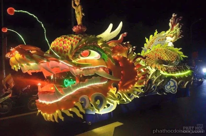 Tây nguyên Đăk Nông diễu hành xe hoa mùa Phật đản 2017 image-1731938099772