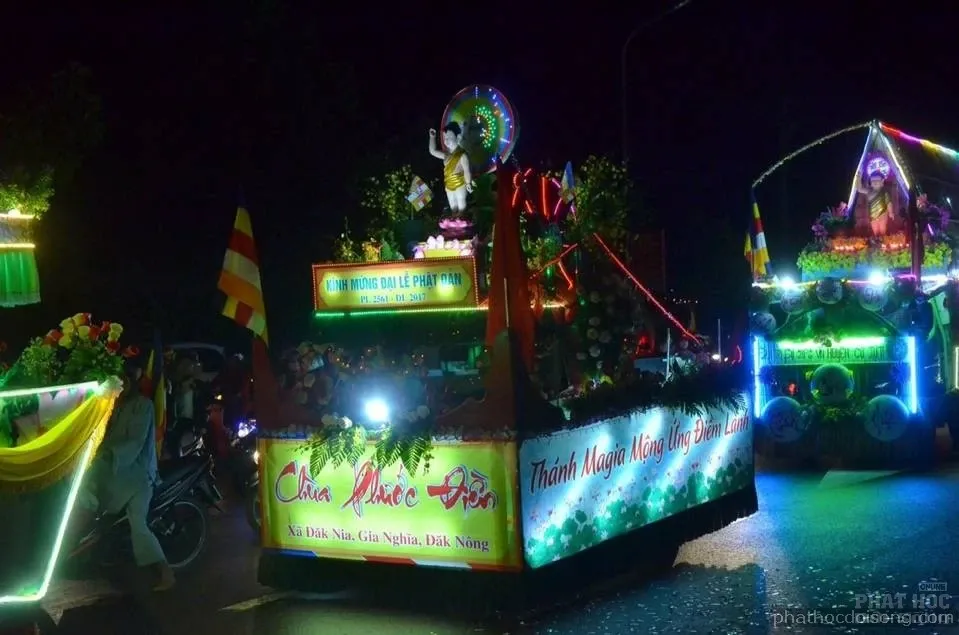 Tây nguyên Đăk Nông diễu hành xe hoa mùa Phật đản 2017 image-1731938100387
