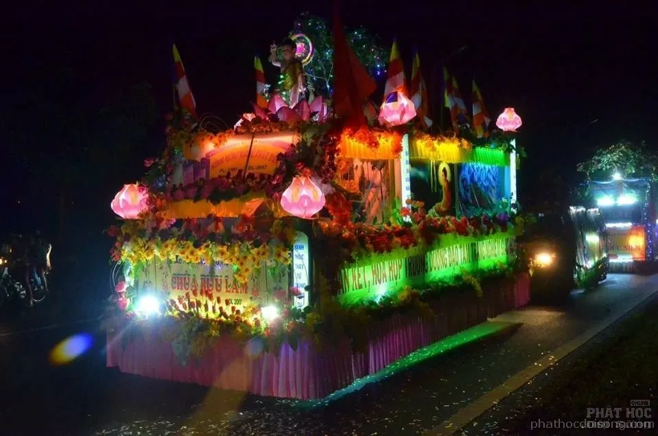 Tây nguyên Đăk Nông diễu hành xe hoa mùa Phật đản 2017 image-1731938101312