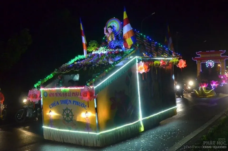 Tây nguyên Đăk Nông diễu hành xe hoa mùa Phật đản 2017 image-1731938102118