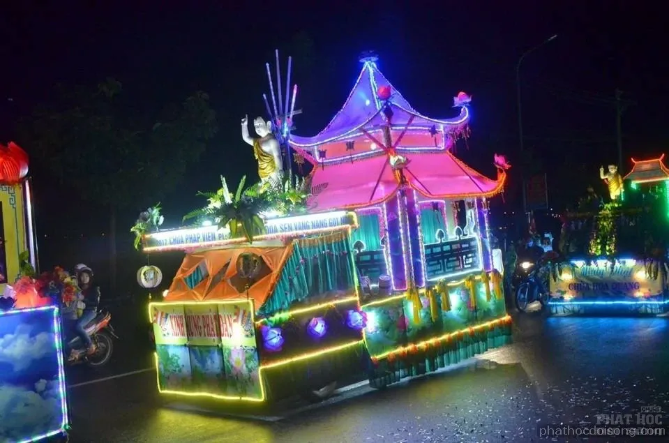 Tây nguyên Đăk Nông diễu hành xe hoa mùa Phật đản 2017 image-1731938102978