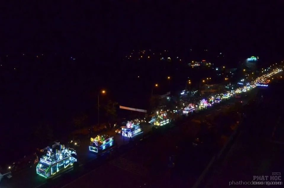 Tây nguyên Đăk Nông diễu hành xe hoa mùa Phật đản 2017 image-1731938103796