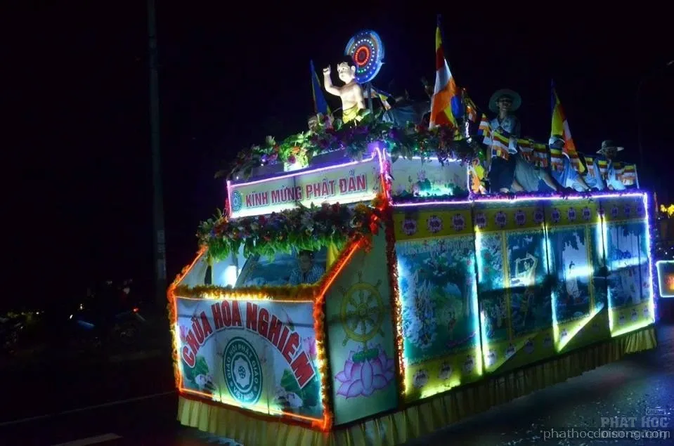 Tây nguyên Đăk Nông diễu hành xe hoa mùa Phật đản 2017 image-1731938104585