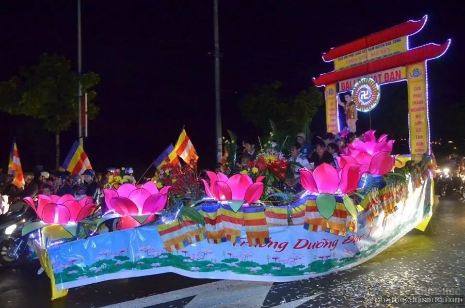 Tây nguyên Đăk Nông diễu hành xe hoa mùa Phật đản 2017 image-1731938105435