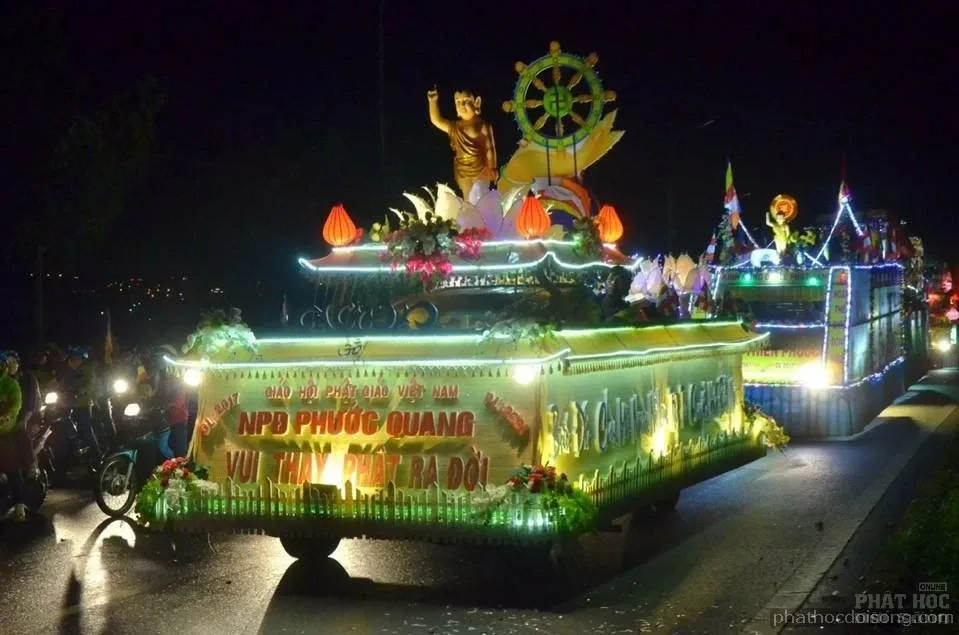 Tây nguyên Đăk Nông diễu hành xe hoa mùa Phật đản 2017 image-1731938107276