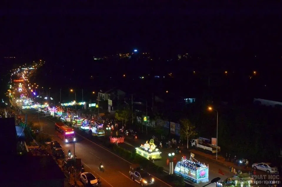 Tây nguyên Đăk Nông diễu hành xe hoa mùa Phật đản 2017 image-1731938108178