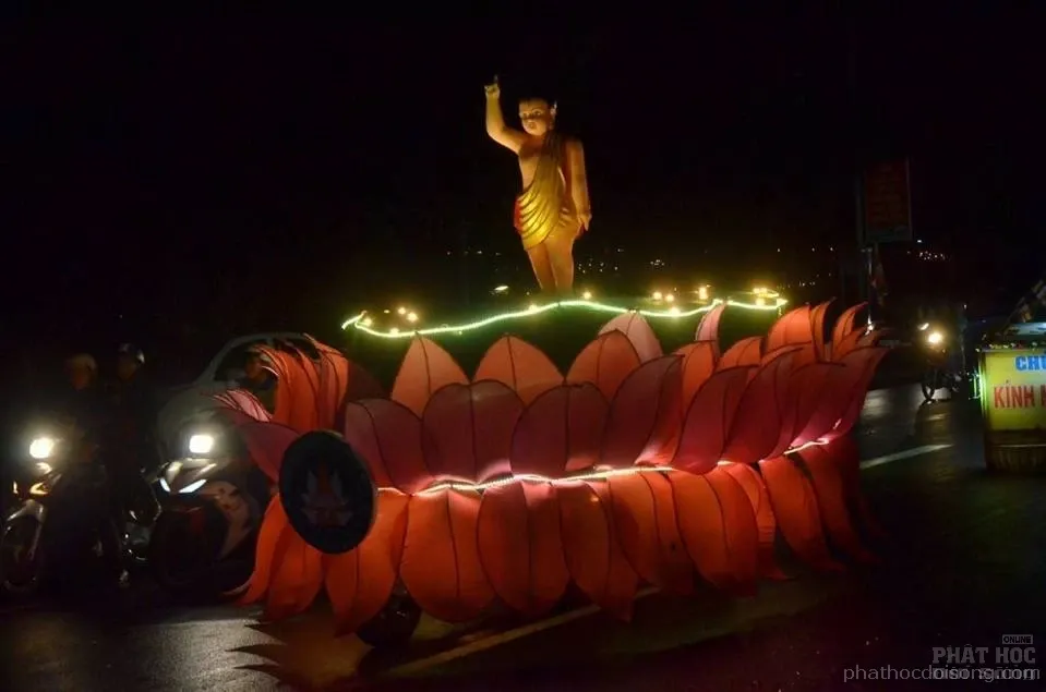 Tây nguyên Đăk Nông diễu hành xe hoa mùa Phật đản 2017 image-1731938109835