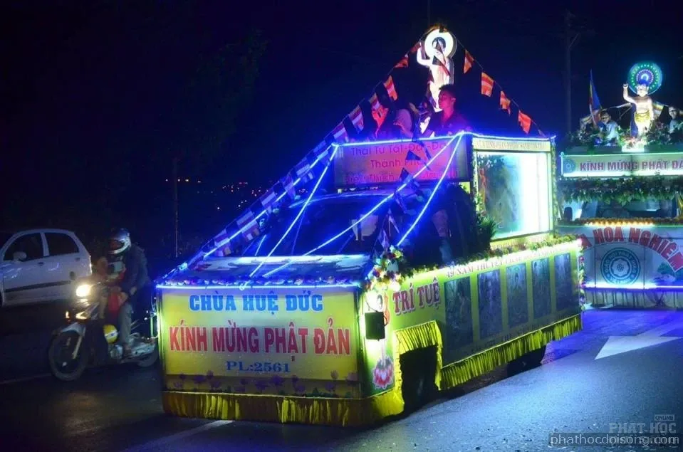 Tây nguyên Đăk Nông diễu hành xe hoa mùa Phật đản 2017 image-1731938110575