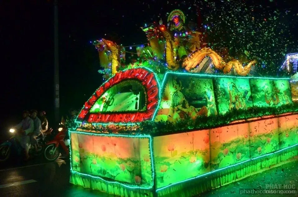 Tây nguyên Đăk Nông diễu hành xe hoa mùa Phật đản 2017 image-1731938112294