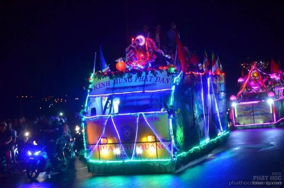 Tây nguyên Đăk Nông diễu hành xe hoa mùa Phật đản 2017 image-1731938113190