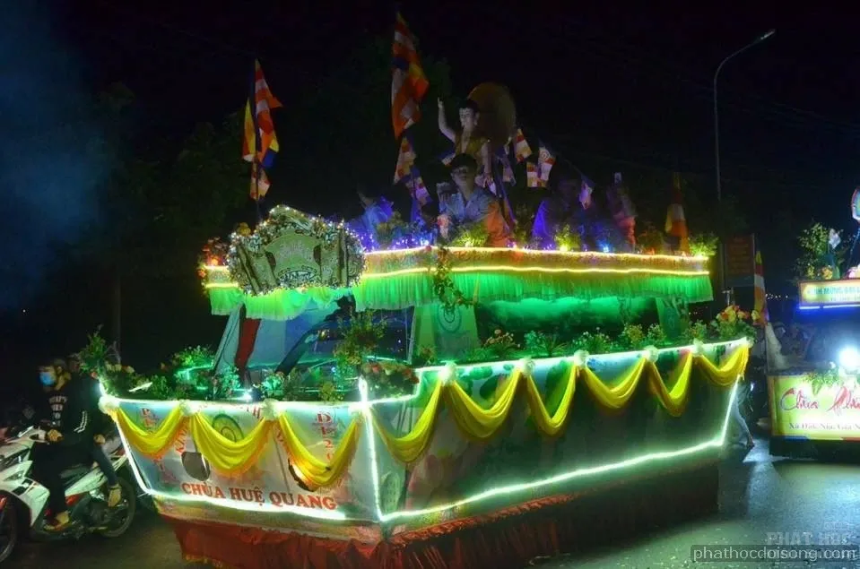 Tây nguyên Đăk Nông diễu hành xe hoa mùa Phật đản 2017 image-1731938114007