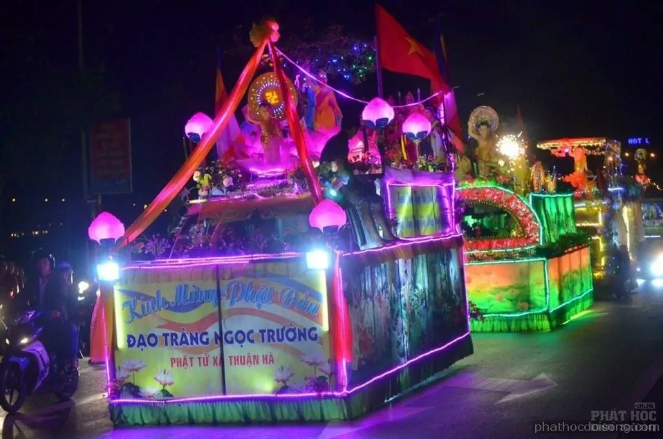 Tây nguyên Đăk Nông diễu hành xe hoa mùa Phật đản 2017 image-1731938114855