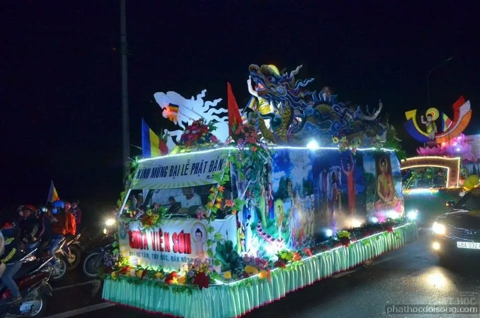 Tây nguyên Đăk Nông diễu hành xe hoa mùa Phật đản 2017 image-1731938115675