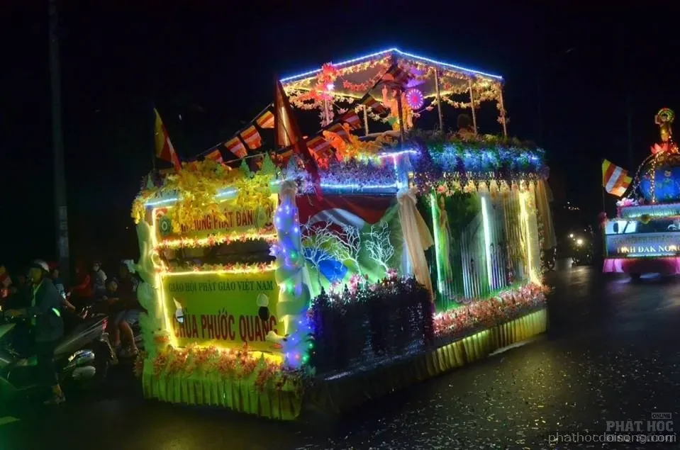 Tây nguyên Đăk Nông diễu hành xe hoa mùa Phật đản 2017 image-1731938116497