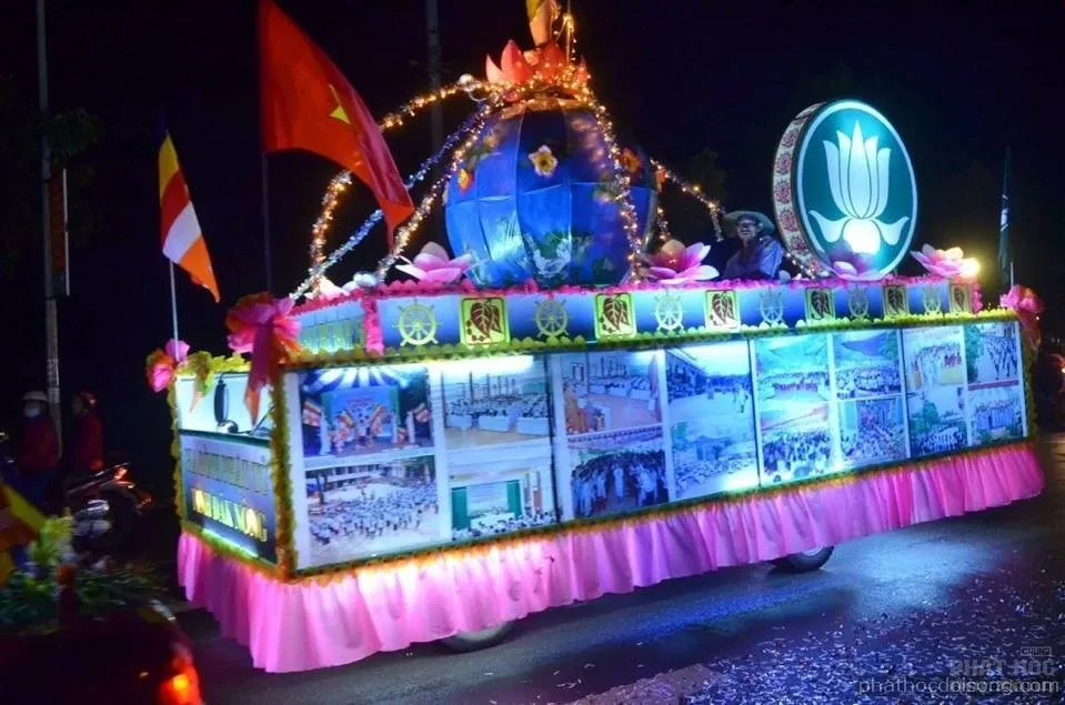 Tây nguyên Đăk Nông diễu hành xe hoa mùa Phật đản 2017 image-1731938117413