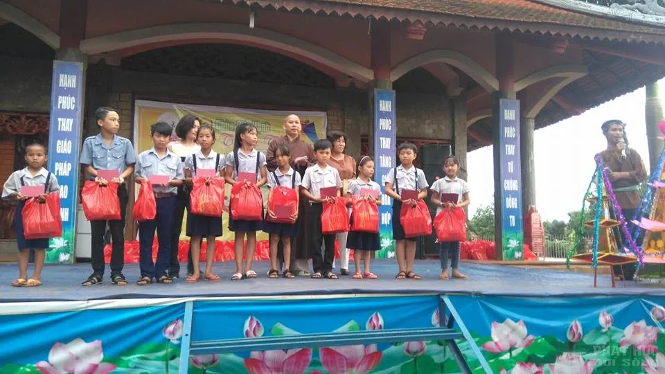 Tết Trung thu 2017 về sớm với các em tại chùa Đức Hạnh Tết Trung thu 2017 về sớm với các em tại chùa Đức Hạnh image-1731940302996