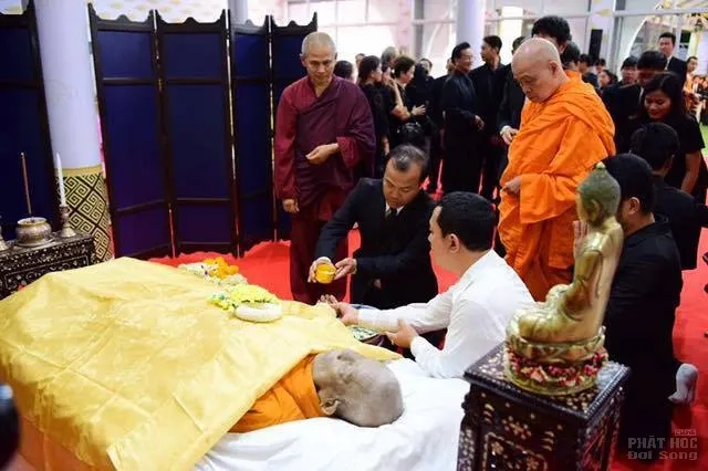 Thái Lan: Lễ nhập kim quan Trưởng lão HT.Thích Kính Chiếu image-1731945950254