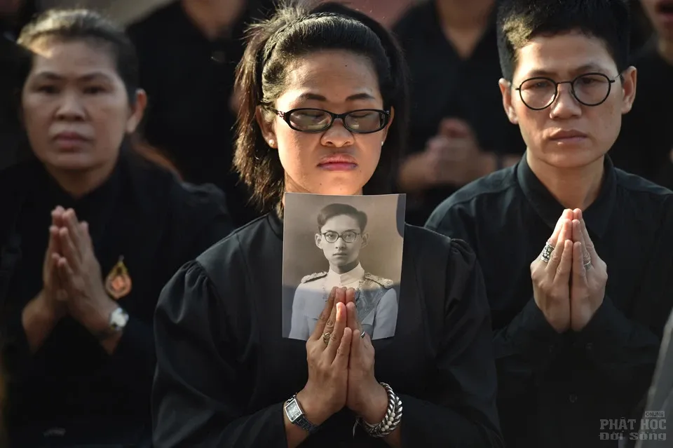 Thái Lan: Linh cữu Vua Bhumibol được đưa đến đài hỏa táng dát vàng Thái Lan: Linh cữu Vua Bhumibol được đưa đến đài hỏa táng dát vàng image-1732289978516