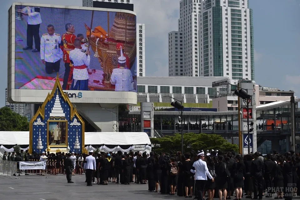 Thái Lan: Linh cữu Vua Bhumibol được đưa đến đài hỏa táng dát vàng Thái Lan: Linh cữu Vua Bhumibol được đưa đến đài hỏa táng dát vàng image-1732289979572
