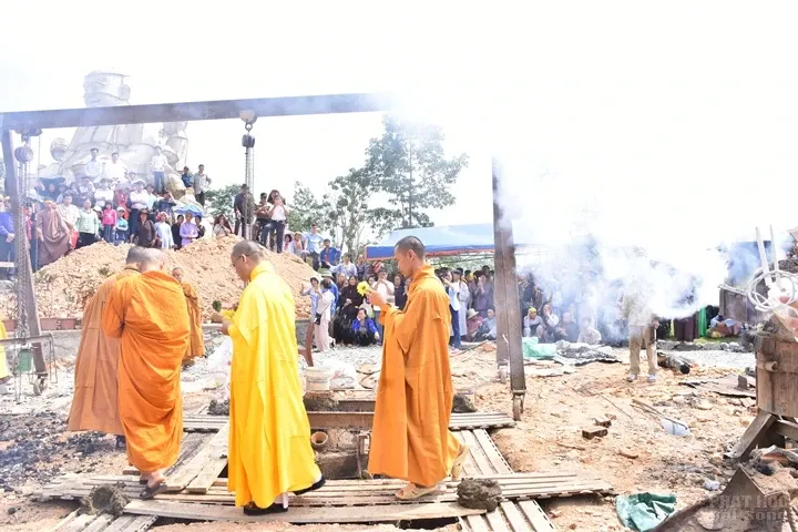 Thanh Hóa: Lễ đúc chuông và chung thất cố Đại Đức Tánh Khả image-1731943051953