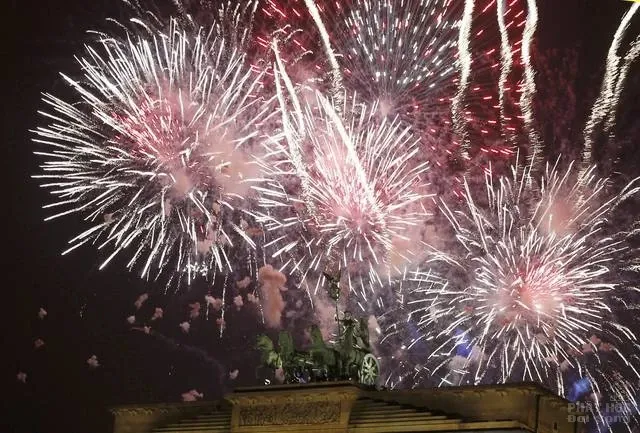 Thế giới đón chào năm mới 2017 pháo bay nổ rợp trời 25 Thế giới đón chào năm mới 2017 pháo bay nổ rợp trời image-1731931971536