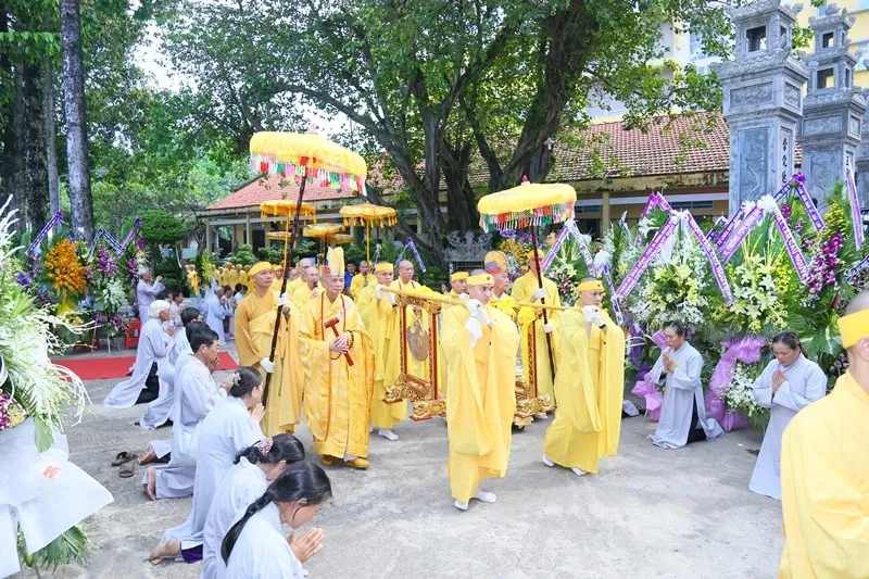 Thỉnh linh mô cố Hòa thượng Thích Quang Đạo tham Phật - yết Tổ image-1732292478764
