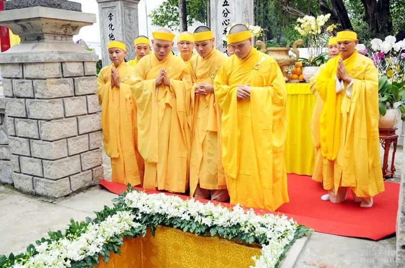 Thỉnh linh mô cố Hòa thượng Thích Quang Đạo tham Phật - yết Tổ image-1732292515276