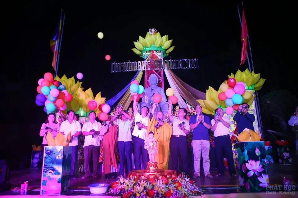 Tĩnh Gia: Chùa Đót Tiên tổ chức đêm hoa đăng kính mừng Phật Đản PL.2562 4 Tĩnh Gia: Chùa Đót Tiên tổ chức đêm hoa đăng kính mừng Phật Đản PL.2562 image-1731942973554