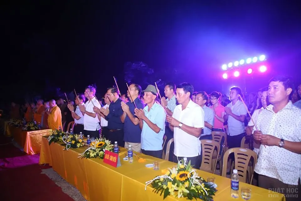 Tĩnh Gia: Chùa Đót Tiên tổ chức đêm hoa đăng kính mừng Phật Đản PL.2562 7 Tĩnh Gia: Chùa Đót Tiên tổ chức đêm hoa đăng kính mừng Phật Đản PL.2562 image-1731942976280