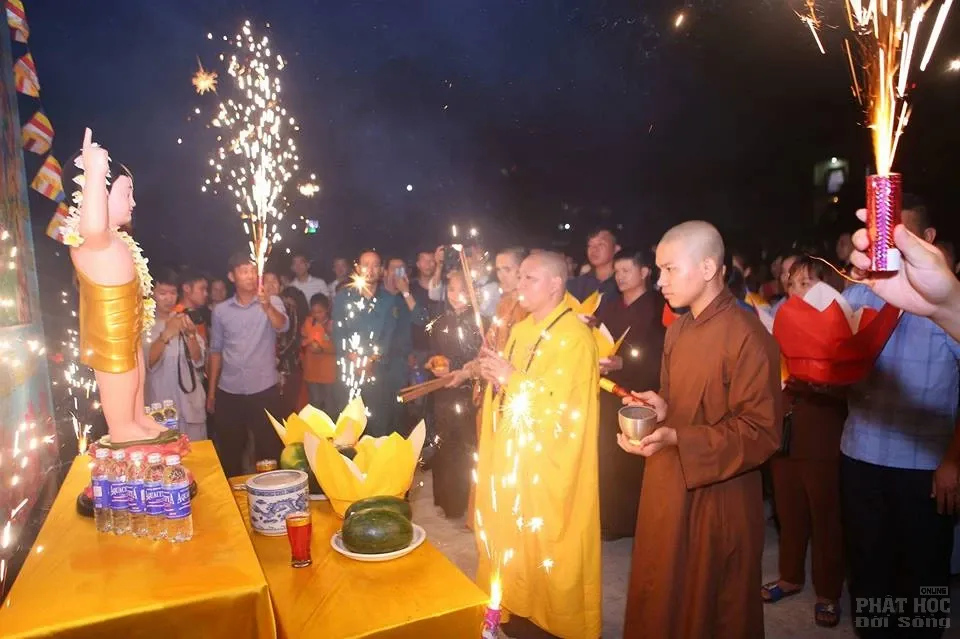 Tĩnh Gia: Chùa Đót Tiên tổ chức đêm hoa đăng kính mừng Phật Đản PL.2562 12 Tĩnh Gia: Chùa Đót Tiên tổ chức đêm hoa đăng kính mừng Phật Đản PL.2562 image-1731942980682