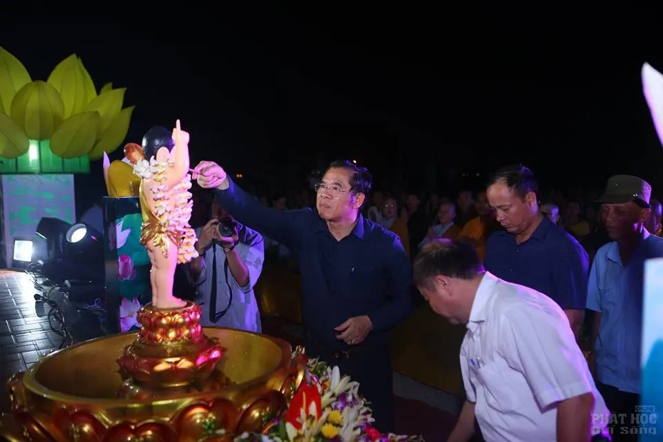 Tĩnh Gia: Chùa Đót Tiên tổ chức đêm hoa đăng kính mừng Phật Đản PL.2562 13 Tĩnh Gia: Chùa Đót Tiên tổ chức đêm hoa đăng kính mừng Phật Đản PL.2562 image-1731942981500