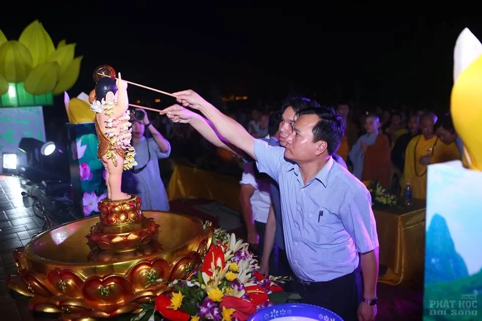 Tĩnh Gia: Chùa Đót Tiên tổ chức đêm hoa đăng kính mừng Phật Đản PL.2562 14 Tĩnh Gia: Chùa Đót Tiên tổ chức đêm hoa đăng kính mừng Phật Đản PL.2562 image-1731942982526