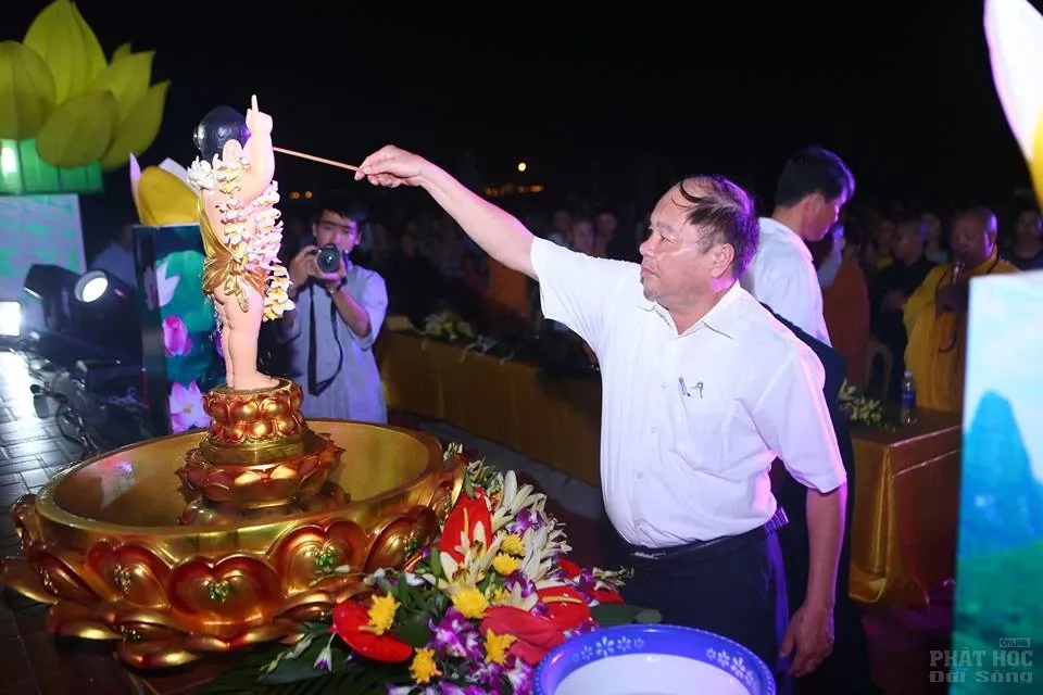 Tĩnh Gia: Chùa Đót Tiên tổ chức đêm hoa đăng kính mừng Phật Đản PL.2562 15 Tĩnh Gia: Chùa Đót Tiên tổ chức đêm hoa đăng kính mừng Phật Đản PL.2562 image-1731942983446