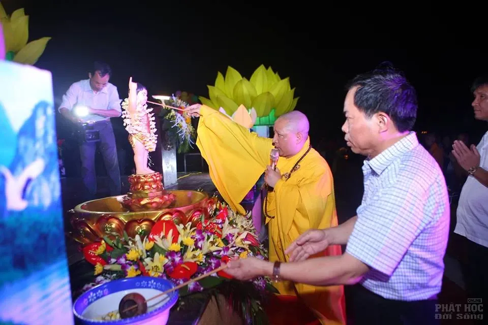 Tĩnh Gia: Chùa Đót Tiên tổ chức đêm hoa đăng kính mừng Phật Đản PL.2562 16 Tĩnh Gia: Chùa Đót Tiên tổ chức đêm hoa đăng kính mừng Phật Đản PL.2562 image-1731942984369