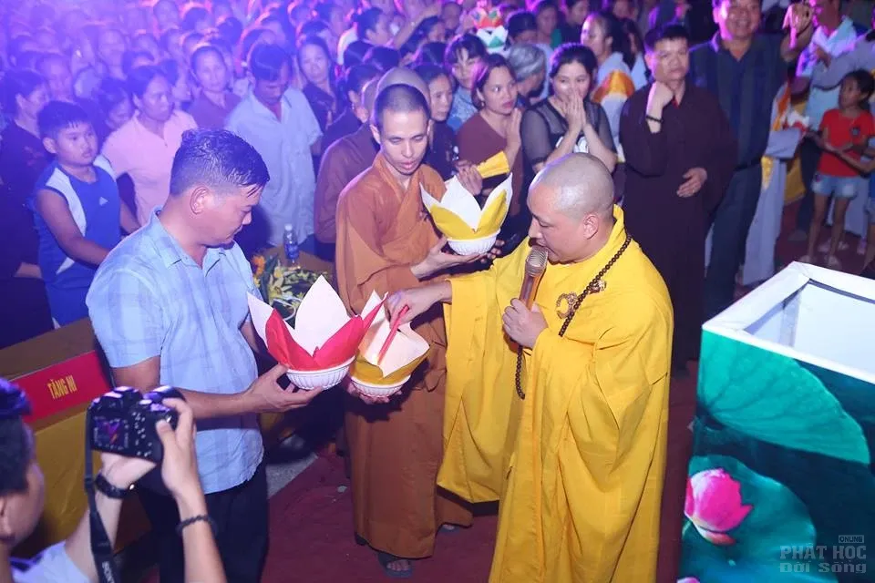 Tĩnh Gia: Chùa Đót Tiên tổ chức đêm hoa đăng kính mừng Phật Đản PL.2562 17 Tĩnh Gia: Chùa Đót Tiên tổ chức đêm hoa đăng kính mừng Phật Đản PL.2562 image-1731942985393