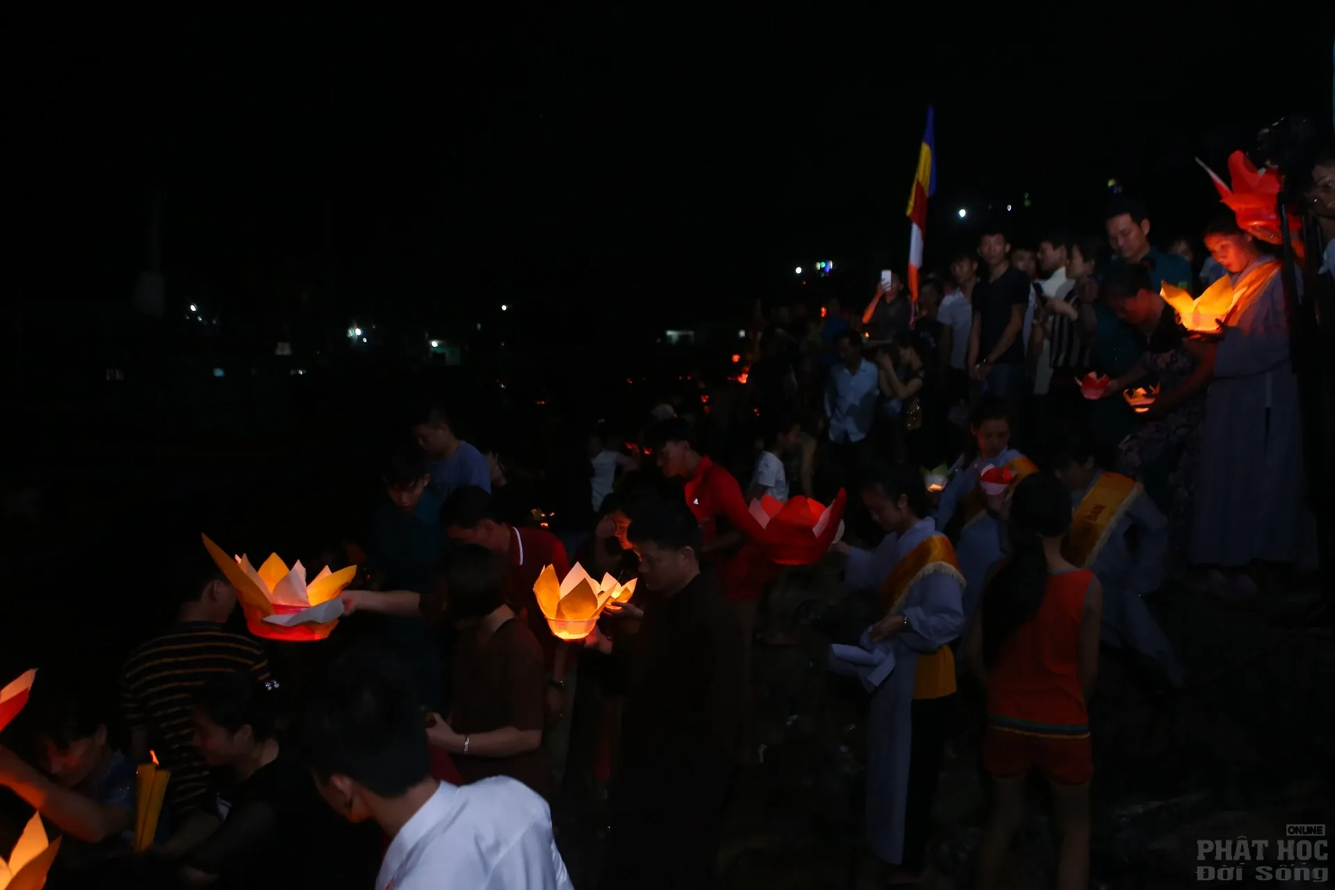 Tĩnh Gia: Chùa Đót Tiên tổ chức đêm hoa đăng kính mừng Phật Đản PL.2562 18 Tĩnh Gia: Chùa Đót Tiên tổ chức đêm hoa đăng kính mừng Phật Đản PL.2562 image-1731942986359