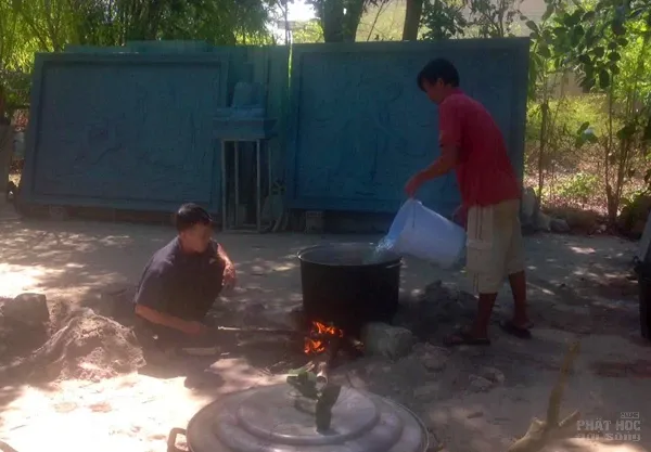 Tịnh thất Không Tên gói 500 đòn bánh tét tặng người dân ăn tết image-1732288973177