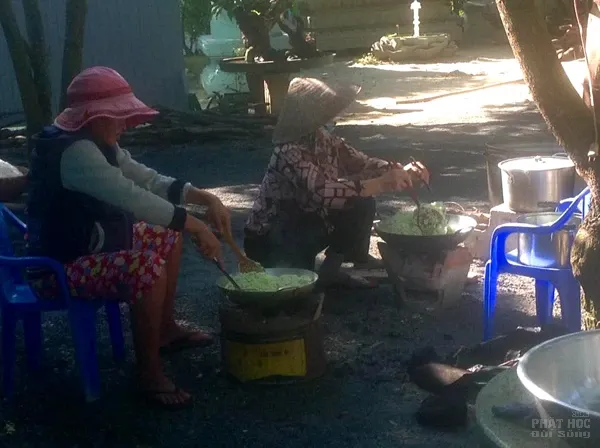 Tịnh thất Không Tên gói 500 đòn bánh tét tặng người dân ăn tết image-1732288974926