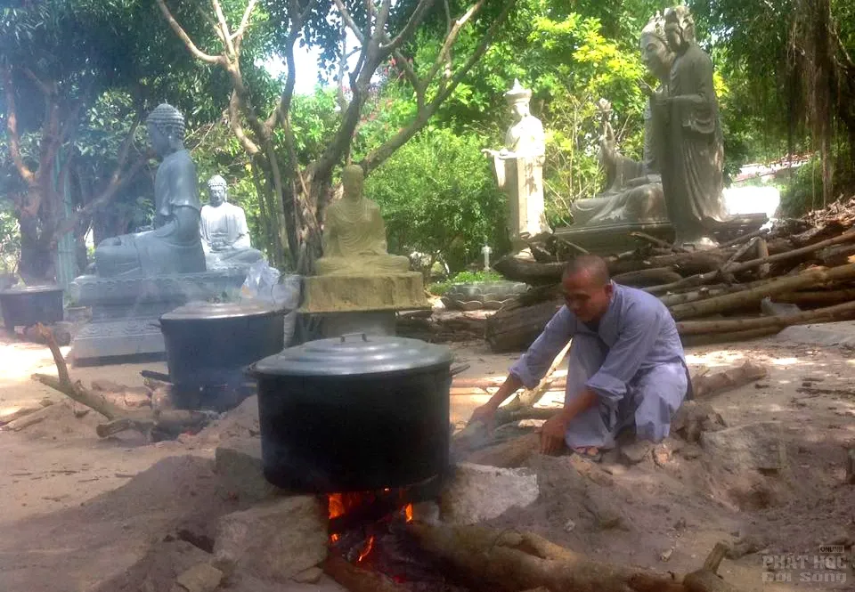 Tịnh thất Không Tên gói 500 đòn bánh tét tặng người dân ăn tết image-1732288976666