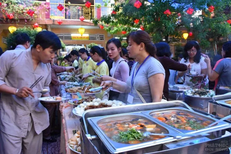Tịnh xá Lộc Uyển tổ chức Buffet nhân mùa Phật đản 3 Tịnh xá Lộc Uyển tổ chức Buffet nhân mùa Phật đản image-1731943499158