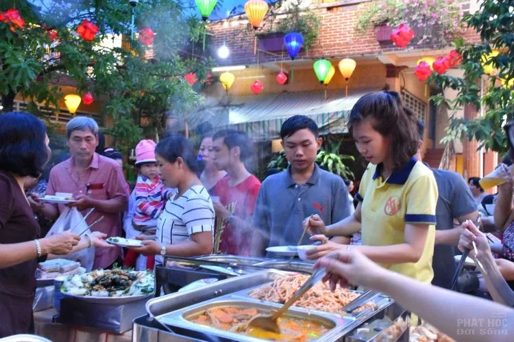 Tịnh xá Lộc Uyển tổ chức Buffet nhân mùa Phật đản 4 Tịnh xá Lộc Uyển tổ chức Buffet nhân mùa Phật đản image-1731943499849