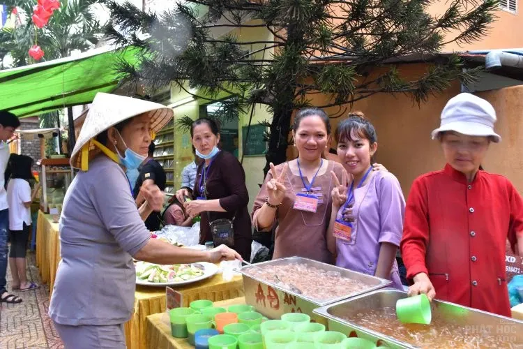 Tịnh xá Lộc Uyển tổ chức Buffet nhân mùa Phật đản 6 Tịnh xá Lộc Uyển tổ chức Buffet nhân mùa Phật đản image-1731943501217