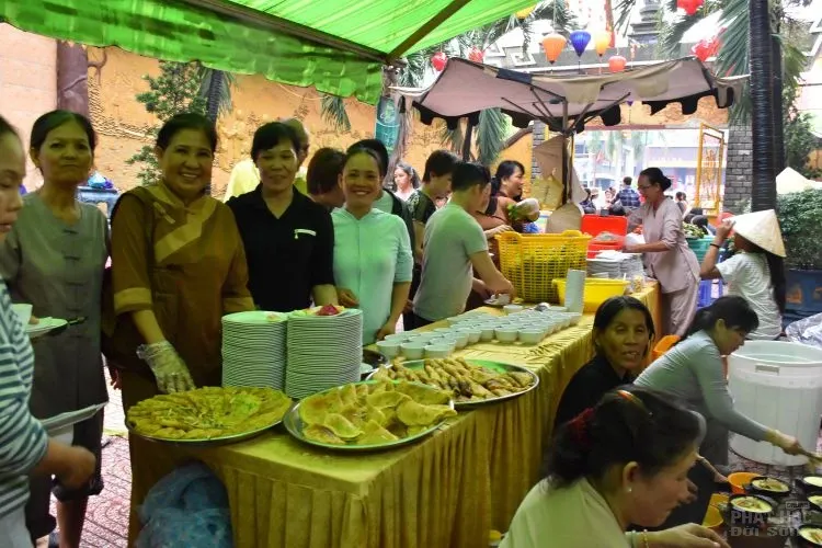 Tịnh xá Lộc Uyển tổ chức Buffet nhân mùa Phật đản 7 Tịnh xá Lộc Uyển tổ chức Buffet nhân mùa Phật đản image-1731943502040