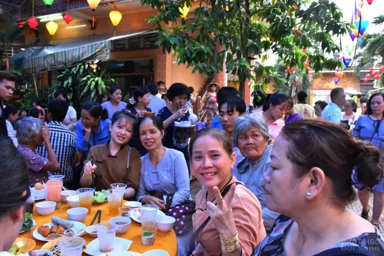 Tịnh xá Lộc Uyển tổ chức Buffet nhân mùa Phật đản 8 Tịnh xá Lộc Uyển tổ chức Buffet nhân mùa Phật đản image-1731943502715