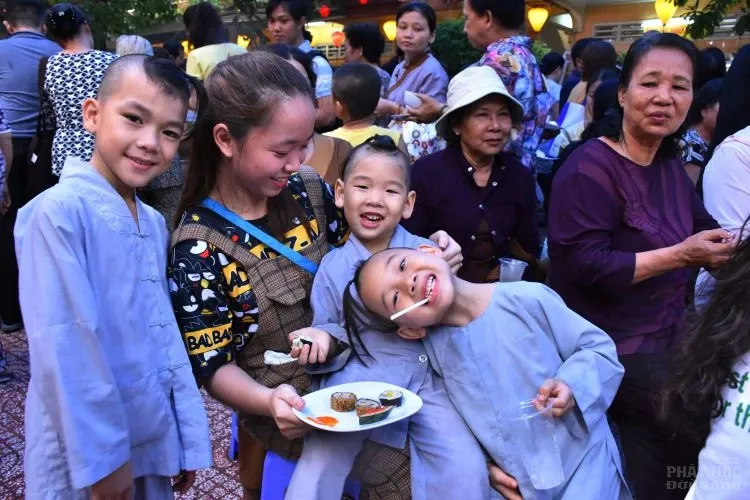 Tịnh xá Lộc Uyển tổ chức Buffet nhân mùa Phật đản 9 Tịnh xá Lộc Uyển tổ chức Buffet nhân mùa Phật đản image-1731943503439