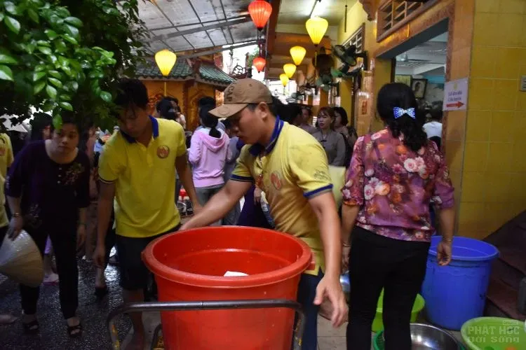 Tịnh xá Lộc Uyển tổ chức Buffet nhân mùa Phật đản 10 Tịnh xá Lộc Uyển tổ chức Buffet nhân mùa Phật đản image-1731943504140