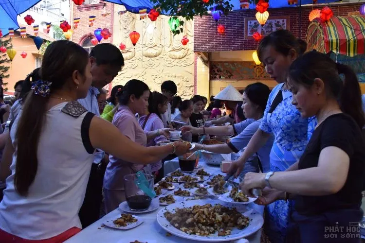 Tịnh xá Lộc Uyển tổ chức Buffet nhân mùa Phật đản 11 Tịnh xá Lộc Uyển tổ chức Buffet nhân mùa Phật đản image-1731943504863