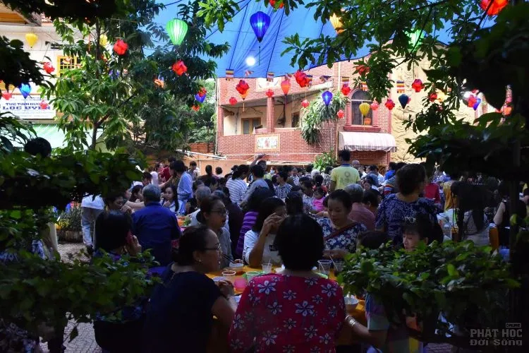 Tịnh xá Lộc Uyển tổ chức Buffet nhân mùa Phật đản 12 Tịnh xá Lộc Uyển tổ chức Buffet nhân mùa Phật đản image-1731943505585